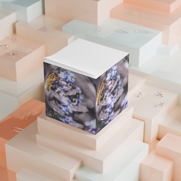 Note Cube featuring BUBBLE BEE, Exclusive Photo by Fevold Photography - Image 4